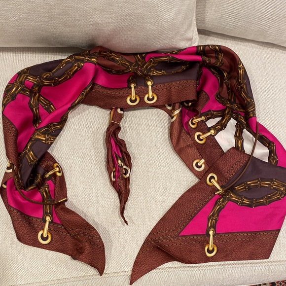 GUCCI SILK BANDANNA SCARF 🧣 MADE IN ITALY TRIANGULAR WITH HORSBIT BUCKLE - Picture 13 of 16
